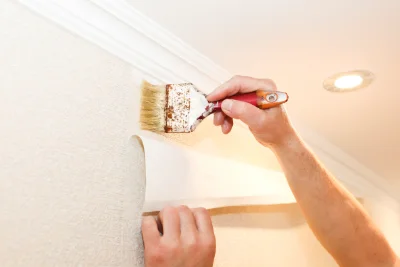 Pose de papier peint à Penta-Acquatella — revêtements muraux et toiles de verre